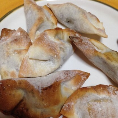 餃子で皮が残ってしまい検索でみつけました^ ^
少し焼きすぎましたが美味しかったです‼︎(^-^)
次はこれを作るために餃子の皮が必要ですね☆